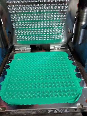 녹색 색상 NBR/FKM/FFKM 고무 O 반지 OEM/ODM 압축 폼핑 좋은 오일 저항 16-30 N/mm 찢어지기 강도