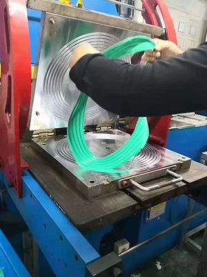 NBR/FKM/FFKM/EDPM/SI 녹색 고무 O 반지 OEM/ODM 압축 폼 핑 좋은 기름 저항 16-30 N/mm 찢기 강도