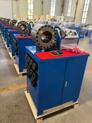 2"블루 컬러 압착 크기는 2.5인치 내부 호스 직경에 도달합니다. 빅 포스 600T 압착력 고무 호스 압착 기계(6-51mm 범위 및 빠른 변경 금형 도구가 있는 10개의 교환 가능한 다이 포함)