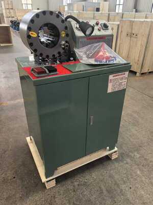 2"녹색 색상 압착 크기는 2.5인치 내부 호스 직경에 도달합니다. 큰 힘 600T 압착력 고무 호스 압착 기계(6-51mm 범위 및 빠른 변경 금형 도구가 있는 10개의 교환 가능한 다이 포함)